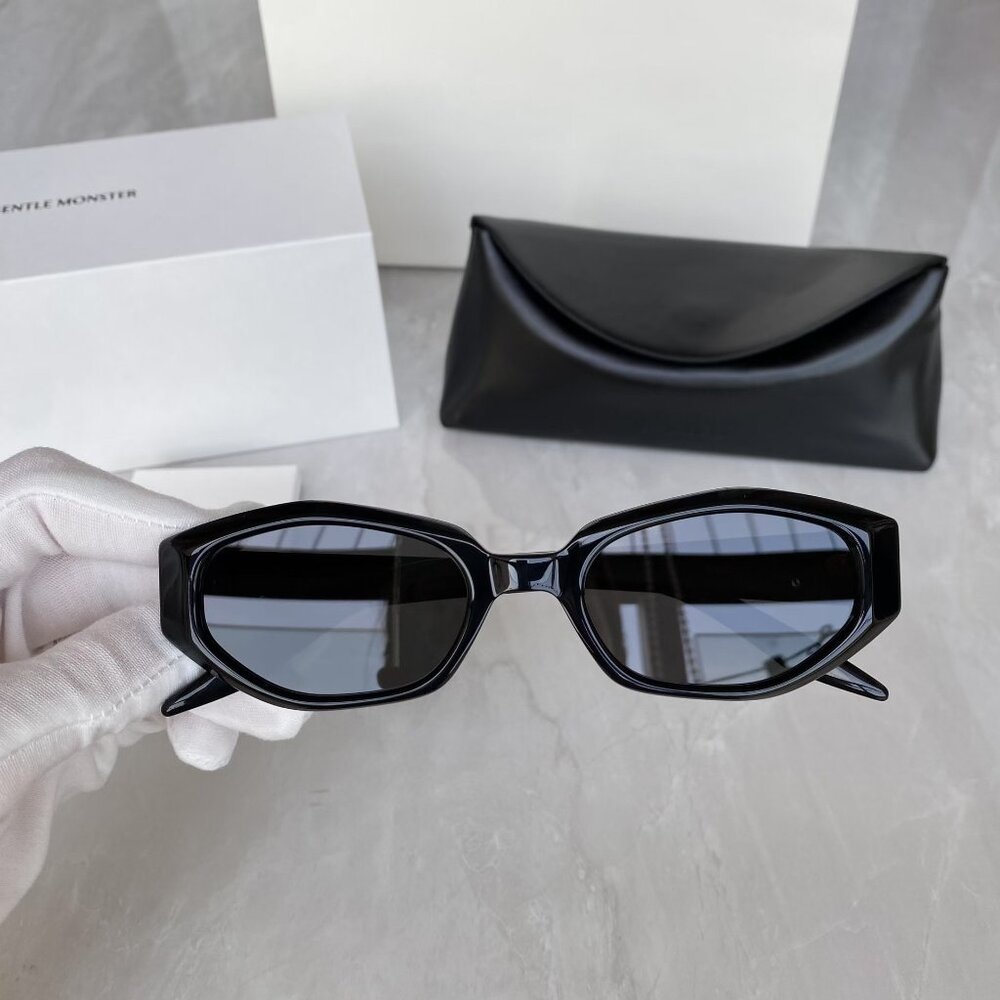 Gentle Monster Bold Black & Gold Sunnies – Viral Street Style